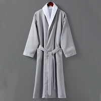 Peignoir blanc en gabardine unie à col châle, long et infroissable, idéal pour hôtel, spa et détente, avec poches latérales