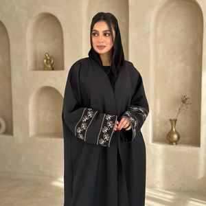 Abaya noire en soie faite à la main de Dubaï avec de magnifiques broderies blanches, tenue de prière musulmane traditionnelle pour adultes, anti-plis, manches longues - Product Image 4