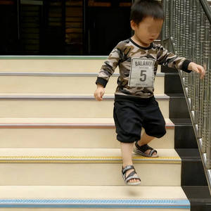 Profilo Antiscivolo Tipo I in PVC Spessore 3mm Colore Personalizzato 40mm per Gradini con Servizio di Taglio per Centri Commerciali e Sale da Pranzo - Product Image 5