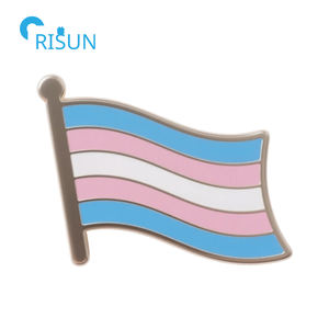 Pin de Solapa Personalizado con Diseño de Puño y Corazón, Movimiento de Derechos Transgénero, Orgullo LGBT, Bandera Trans, Broche Esmaltado - Product Image 4