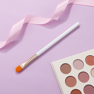 Pincel de maquillaje corrector de cejas de cerdas sintéticas individuales profesionales artista de maquillaje mango de madera blanca logotipo personalizado - Product Image 4