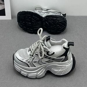 2026 Sneaker alla moda di <span class=keywords><strong>alta</strong></span> qualità dal nuovo Design piatto con lacci da <span class=keywords><strong>donna</strong></span> Casual <span class=keywords><strong>scarpe</strong></span> sportive Sole pesanti - Product Image 4