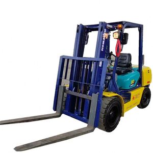 Chariot élévateur diesel Komatsu d'occasion haute performance, 3 tonnes, portable, 4x4, tout-terrain, livraison rapide du Japon - Product Image 1