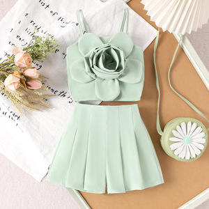 Set Casual 2 Pezzi per Bambine 2026: Top Corto Verde con Fiore 3D + <span class=keywords><strong>Pantaloncini</strong></span> Plissettati - Product Image 3