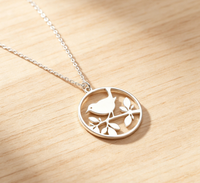 Collier pendentif oiseau creux en acier inoxydable sur branche, collier minimaliste avec découpe ronde oiseau et feuille, bijou quotidien pour femme, cadeau