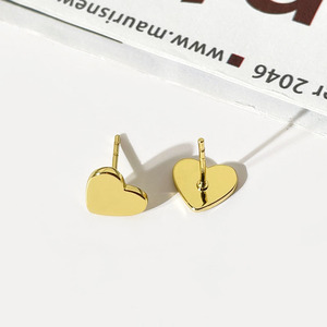 Vente en gros de boucles d'oreilles en forme de cœur simples et élégantes plaquées or 18 carats pour femmes - Product Image 2