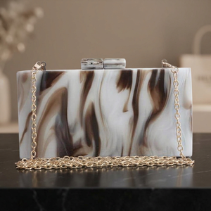 Bolso de mano de lujo con patrón de mármol de resina y correa de cadena dorada, bolso de noche para mujer, estilo único, recién llegado, último diseño. - Product Image 1