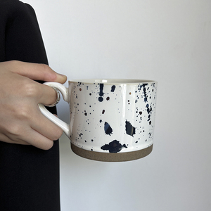 Taza de Café de <span class=keywords><strong>Cerámica</strong></span> Japonesa BloomSip con Diseño de Puntos de Tinta, Base de <span class=keywords><strong>Gres</strong></span> Crudo, Grado Alimenticio, 420ml, Venta al por Mayor, Logotipo Personalizado, Estilo OEM ODM - Product Image 1