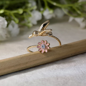Anello Aperto con Uccelli e Fiori Colorati, Anello Statement alla Moda per Donne, Accessorio per Dita in Stile Fresco - Product Image 3