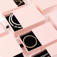 OEM boîte à bagues noire de taille personnalisée avec doublure en éponge vitrine de bijoux haut de gamme boîte cadeau de gaufrage pour bague bracelet collier sac