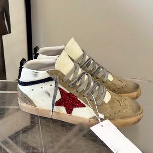 Sneakers décontractées de style rétro grunge de marque renommée, tendance pour hommes et femmes, avec options de personnalisation. - Product Image 5