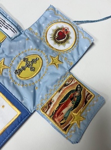 Autel de foi portable fait main, orné d'une croix argentée et d'un motif sacré, reliure de poche catholique cousue à la main – ART RELIGIEUX INTENSIF - Product Image 5