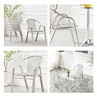 Chaise empilable industrielle moderne en acier inoxydable durable pour l'intérieur et l'extérieur, idéale pour les salles à manger, jardins, cafés, restaurants et cours.