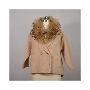 최신 디자인 겨울 일본 스타일 브라운 스트라이프 여성 짧은 코트와 재킷 진짜 너구리 모피 칼라