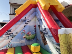 Terrain de jeu gonflable sur le thème de Noël, en matériaux écologiques et sûrs, château gonflable avec toboggan - Product Image 5