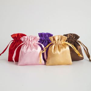 Pochette à bijoux en tissu satiné 7x9cm avec logo personnalisé, pour ranger et transporter bracelets, boucles d'oreilles, colliers, bagues - Product Image 6
