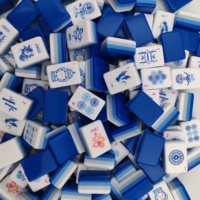 Maßgefertigtes Vierschichtiges Acryl-Amerikanisches Mahjong-Set mit Königsblauer Rückseite, Fantasievolle Chinoiserie Koi-Fisch-Joker, Schmetterling-Wind-Geschenkset