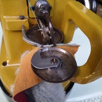Machine à coudre industrielle à entraînement direct DS4-5 pour la couture de fourrures, idéale pour les vêtements en fourrure de vison, renard, peau de mouton et cuir.