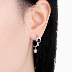 Pendientes/argollas con forma de corazón y estampado de garra en blanco y negro, estilo nuevo, diseño original, nicho, estilo de alta gama, venta al por mayor para mujer - Product Image 2