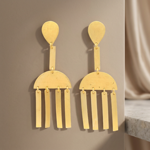Pendientes Étnicos Unisex Golden Cascade Delights, Chapados en Oro de 18k y Rodio, con Discos Grandes que Colgulan de una Cadena Larga - Product Image 3