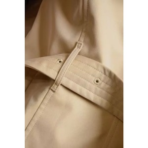 Gabardina de Mujer de Longitud Media con Doble Abotonadura, Chaqueta Burberry Negra con Cinturón y Epaulettes - Product Image 2