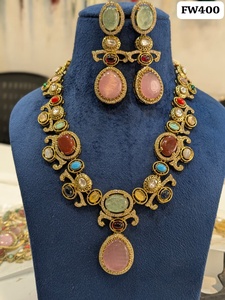 Conjunto de Collar y Pendientes de Latón Chapado en Oro con Circonitas y Diseño Floral Vintage para Mujer - Joyería para Regalo de Boda - Product Image 3
