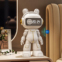 Moderne Astronauten-Roboter-Skulptur aus Kunstharz, handbemalt, mit Digitaluhr, Bluetooth-Lautsprecher, multifunktionale Tech-Deko für den Schreibtisch