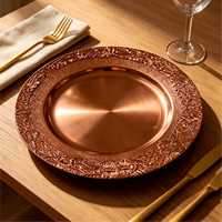 Assiettes de présentation dorées Woju élégantes à motif floral de 13 pouces, en plastique électroplaqué avec bordure fleurie, pour la décoration de fêtes de fiançailles
