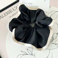 Chouchous en satin soyeux de grande taille de luxe Accessoire pour cheveux avec bords contrastés pour femmes