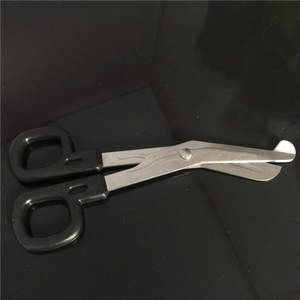 กรรไกรโค้งสแตนเลส 15 ซม. ใบมีดหยักบางส่วน สำหรับใช้กับเทปกายภาพบำบัดและผ้าพันแผลในโรงพยาบาลและคลินิก - Product Image 3