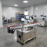Marqueur laser UV à positionnement CCD avec convoyeur personnalisé pour l'identification de la date de production et la gravure de logos sur les crayons à sourcils