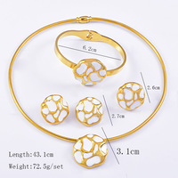 Ensemble de bijoux fantaisie pour femmes en acier inoxydable, comprenant un collier ras-du-cou rond émaillé, un bracelet, des clous d'oreilles et une bague, en stock