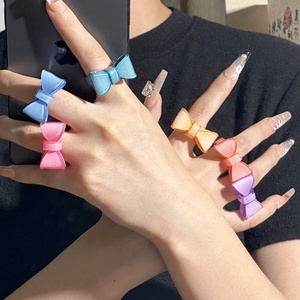 Vente en gros de bagues d'été à la mode bijoux à paillettes colorées en résine acrylique nœud 3D ouvert bague réglable pour femmes - Product Image 1