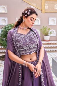 Lehenga Choli en soie pure Rangoli, broderie lourde, travail de perles et de sequins, spécial mariage, disponible au meilleur prix - Product Image 4