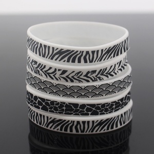 Nouveaux bracelets en silicone personnalisés avec logo imprimé, bracelet fin en caoutchouc silicone avec logo personnalisé - Product Image 2