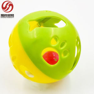 Palla Giocattolo Interattiva per Gatti in Plastica, Multicolore, Grande, con Motivo a Zampa di Pesce, Gioco per Gatti con Campanelli - Product Image 4