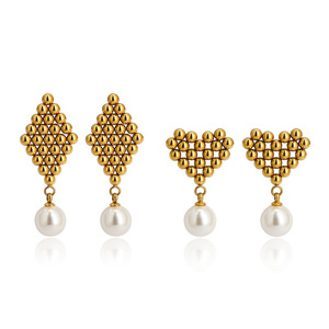Boucles d'oreilles pendantes géométriques à grappe de perles |   Acier inoxydable plaqué or 18 carats PVD, motifs losanges et cœurs avec perle pour femmes - Product Image 1