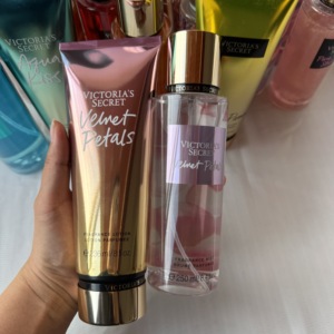 Set de Loción y Bruma Corporal <span class=keywords><strong>Victoria</strong></span>'s <span class=keywords><strong>Secret</strong></span> Velnet Petels Original al por Mayor, 250 ml de Bruma Corporal y 236 ml de Crema de Loción Corporal para Mujer - Product Image 1
