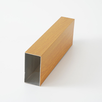 Panneaux de cloison de plafond en profilé à effet bois, revêtus de fluorocarbone, personnalisables, en tube carré d'aluminium moderne