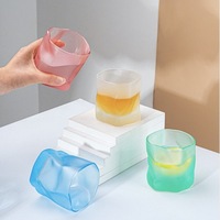 Vente en gros de gobelets à boisson portables classiques de 300 ml avec poignée pour les fêtes de famille, design original multicolore, gobelets en verre pour hôtel et restaurant