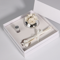 Le diffuseur d'huiles essentielles en céramique pour l'intérieur, avec fleurs, est le meilleur choix de cadeau.