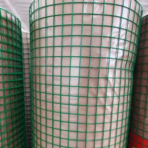 Rollo de Malla de Alambre Soldada Recubierta de PVC Verde de Estética Industrial para Diseño de Escenarios Cinematográficos y Soporte de Telón de Fondo para Escenarios Teatrales - Product Image 1