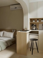 Armoire murale intégrée multifonctionnelle crème minimaliste avec miroir pour le rangement du café et des vêtements