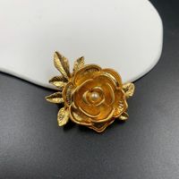 Bros dan Anting Bunga Peony Berlapis Emas dari Paduan Logam Tiga Dimensi yang Elegan dan Bergaya Vintage