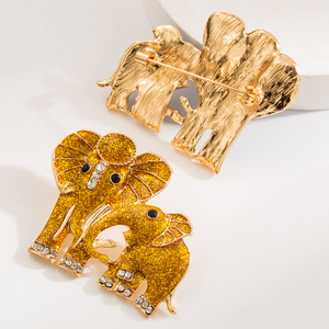 Broche américano-européenne unique unisexe broche accessoire vente à chaud nouvelle goutte d'huile mère-<span class=keywords><strong>fille</strong></span> éléphant chanceux fabriqué en alliage de qualité supérieure - Product Image 1