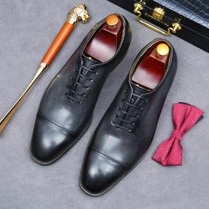 El diseñador crea a mano zapatos de vestir casuales para hombre, negros y azules, de cuero duradero, con adornos metálicos, estilo clásico. - Product Image 1
