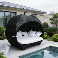 Chaise longue d'extérieur en rotin PE en forme de pomme, chaise longue tressée originale avec coussin, vente en gros pour hôtels et complexes hôteliers (OEM)