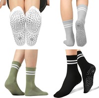 Chaussettes d'équipage tricotées de Pilates de sport avec logo personnalisé Chaussettes antidérapantes en coton pour la gymnastique et le yoga avec coussin et position inférieure du logo du corps