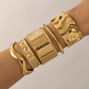 Bracelets joncs épais et tendance en acier inoxydable plaqué or PVD 18 carats, martelés et pavés, pour femme, anniversaire - Product Image 1