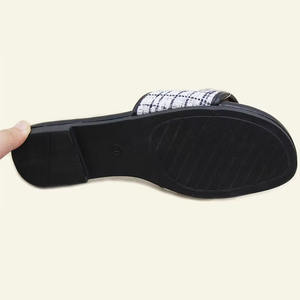 شبشب نسائي صيفي مريح وجيد التهوية عالي الجودة الأكثر مبيعًا حذاء نسائي مسطح بتصميم عتيق صغير - Product Image 5